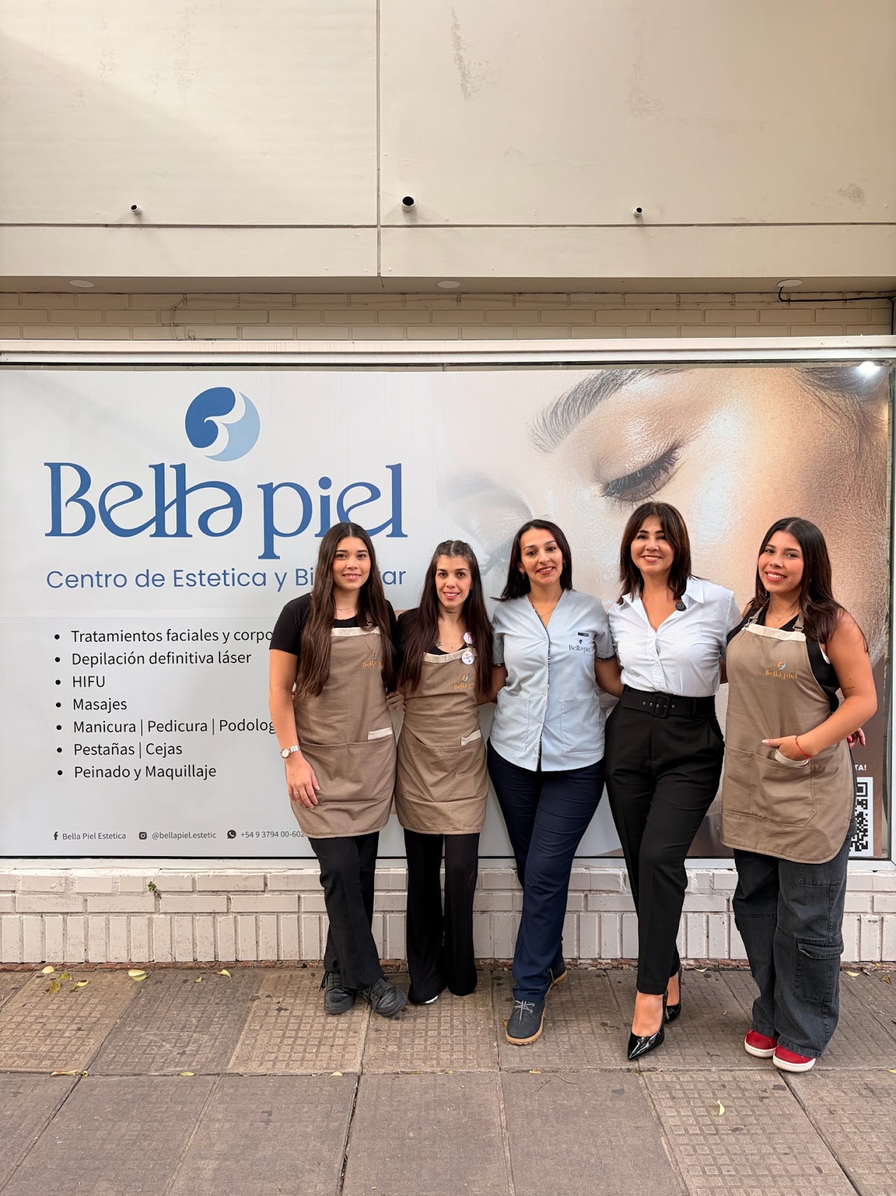 Equipo de Bella Piel - Estética y Bienestar frente a su local en Resistencia, Chaco