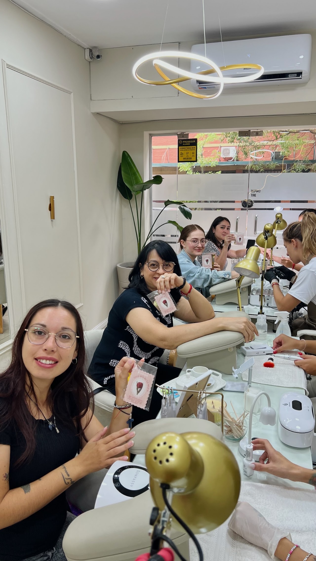 Interior del salón Bella Piel con clientas recibiendo manicura